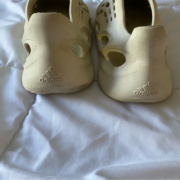 Yeezy Foam Runners “Sand” Sneaker - Picture 6 of 7